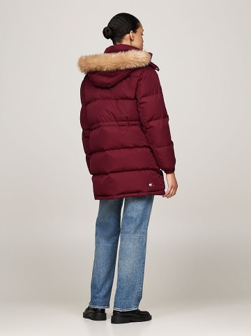 TOMMY JEANS Daunenmantel in Bordeaux