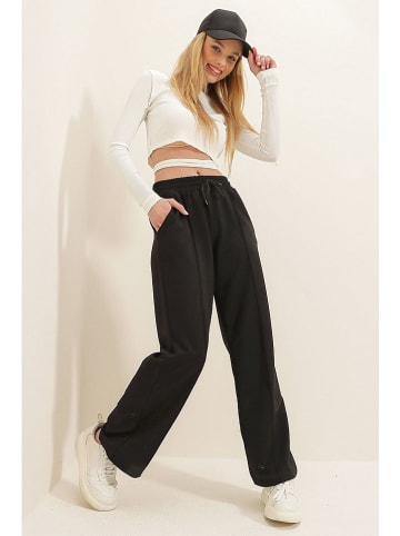 Trend Alaçatı Stili Sweathose in Schwarz