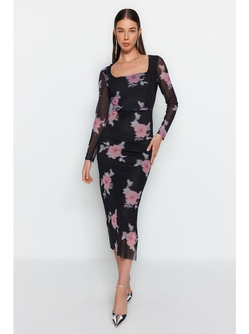 trendyol Kleid in Schwarz/ Rosa