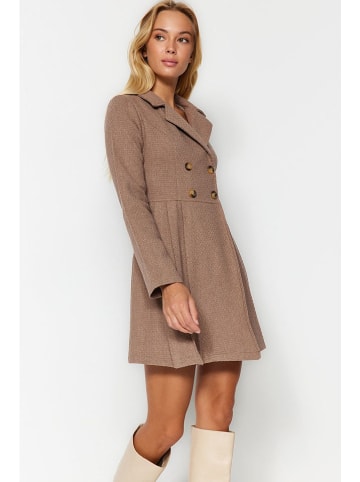 trendyol Kleid in Camel