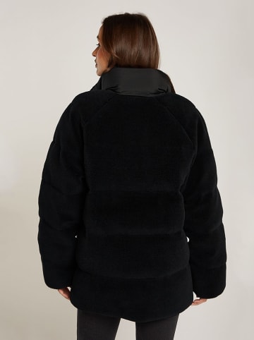 TOMMY JEANS Winterjacke in Schwarz