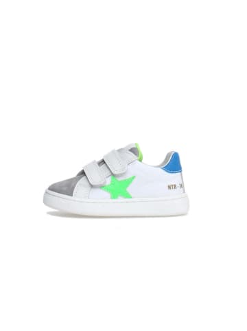 Naturino Skórzane sneakersy "Pinn" w kolorze białym ze wzorem