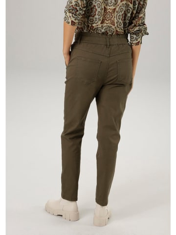 Aniston Hose in Khaki