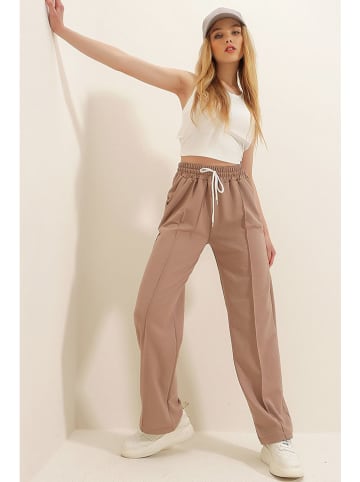 Trend Alacati Sweathose in Hellbraun