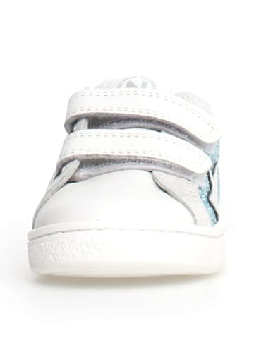 Naturino Skórzane sneakersy "Pinn" w kolorze biało-błękitnym