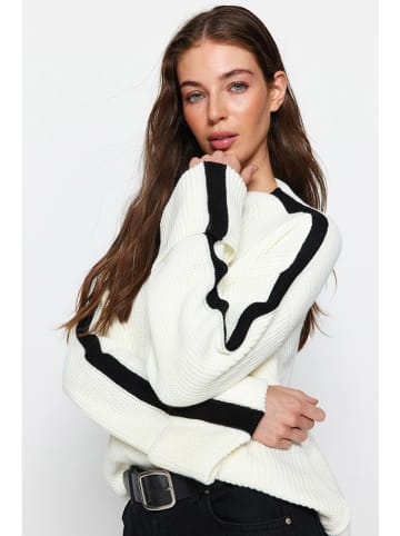 trendyol Pullover in Creme/ Schwarz