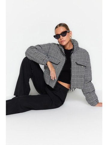trendyol Steppjacke in Schwarz/ Weiß