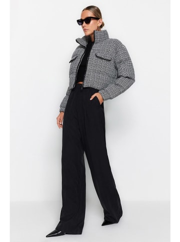 trendyol Steppjacke in Schwarz/ Weiß