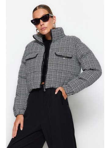 trendyol Steppjacke in Schwarz/ Weiß