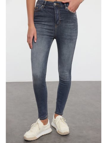 trendyol Dżinsy - Skinny fit - w kolorze granatowym