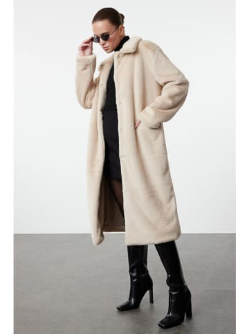 trendyol Wintermantel in Creme