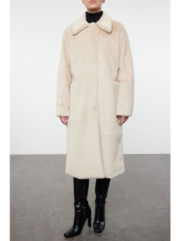 trendyol Wintermantel in Creme