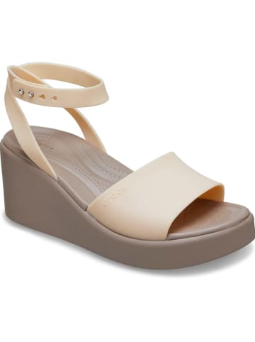 Crocs Sandały "Brooklyn" w kolorze beżowym na koturnie