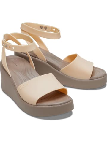Crocs Keilsandaletten "Brooklyn" in Beige