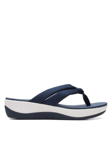 Clarks Japonki "Arla Kaylie" w kolorze granatowym na koturnie