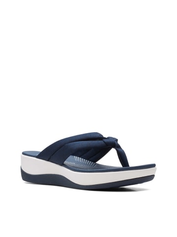 Clarks Japonki "Arla Kaylie" w kolorze granatowym na koturnie