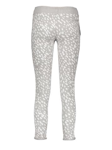 Juvia Sweathose in Grau/ Weiß