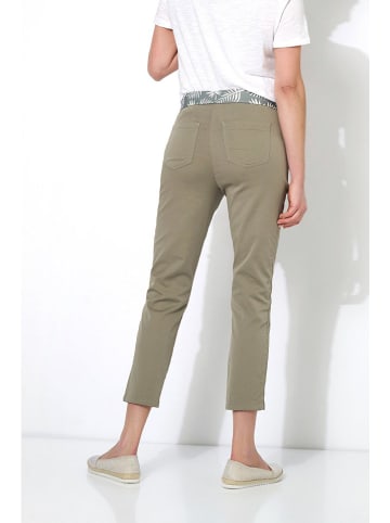 Relaxed by TONI Hose in Khaki
