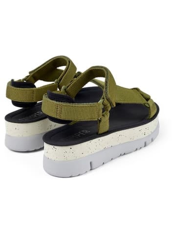 Camper Sandały w kolorze khaki na koturnie
