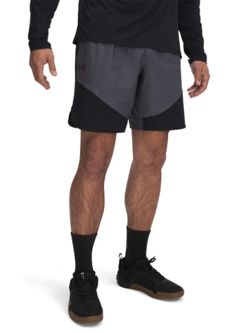 Under Armour Trainingsshorts in Grau