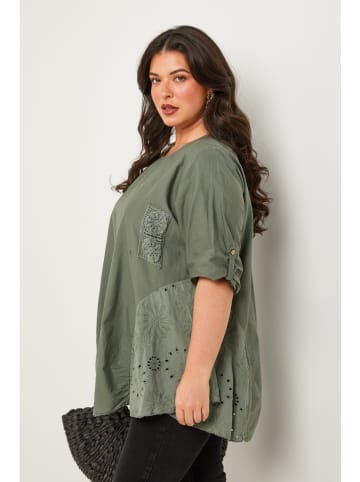 Curvy Lady Bluse in Khaki