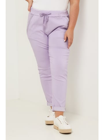Curvy Lady Spodnie w kolorze fioletowym