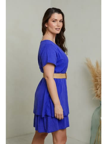 Curvy Lady Sukienka w kolorze niebieskim