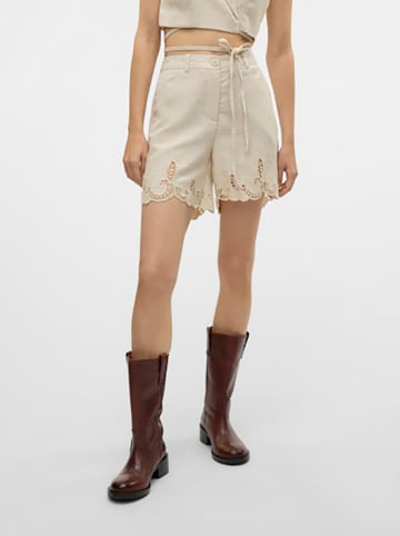 Vero Moda Shorts in Creme
