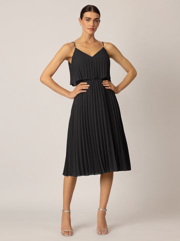 APART Plisseekleid in Schwarz