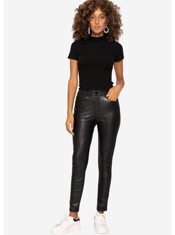 SASSYCLASSY Kunstlederhose in Schwarz