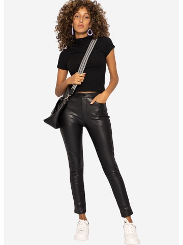 SASSYCLASSY Kunstlederhose in Schwarz