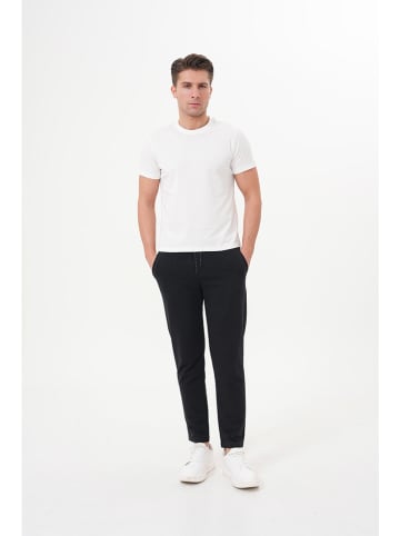 Basics & More Spodnie dresowe w kolorze czarnym