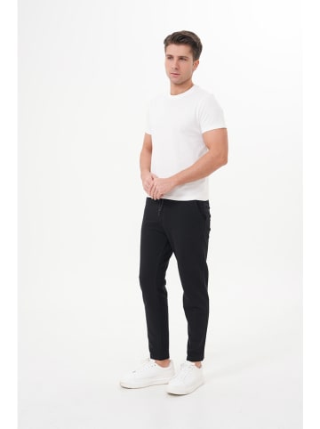 Basics & More Spodnie dresowe w kolorze czarnym