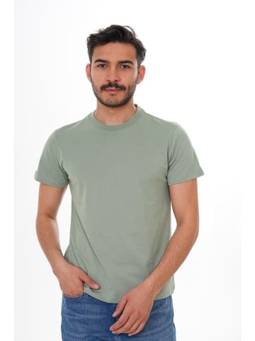 Basics & More Shirt in Grün