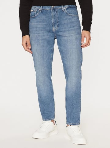Calvin Klein Dżinsy - Tapered fit - w kolorze błękitnym