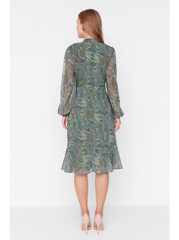 trendyol Kleid in Dunkelgrün