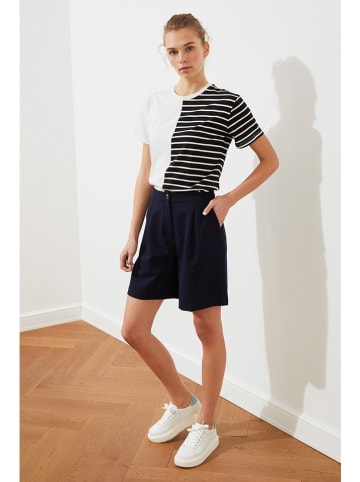 trendyol Shorts in Dunkelblau