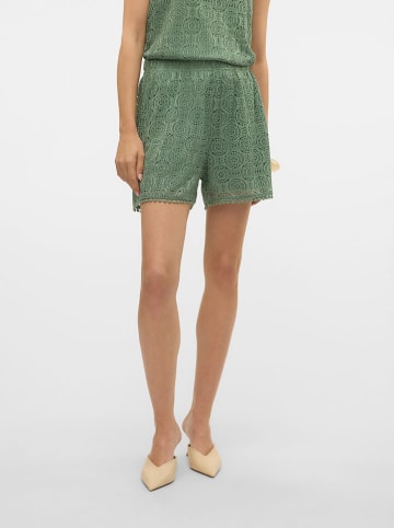 Vero Moda Shorts in Grün