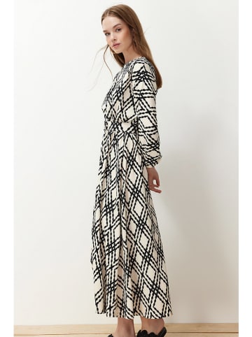 trendyol Kleid in Creme/ Schwarz