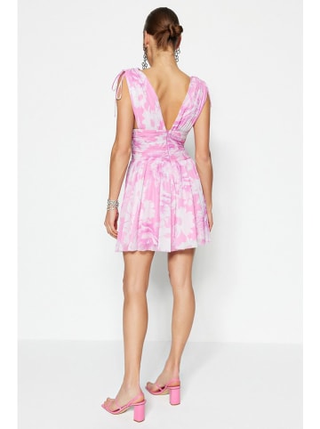 trendyol Kleid in Rosa/ Weiß