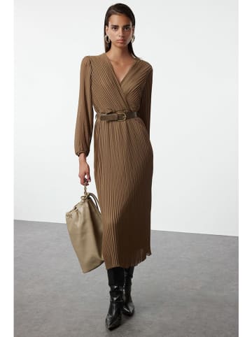 trendyol Plisseekleid in Camel