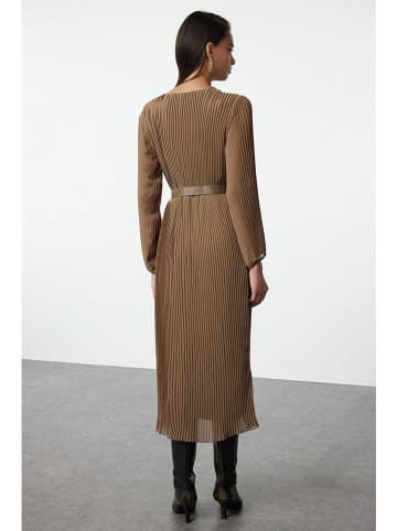 trendyol Plisseekleid in Camel
