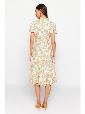 trendyol Kleid in Creme/ Orange/ Grün
