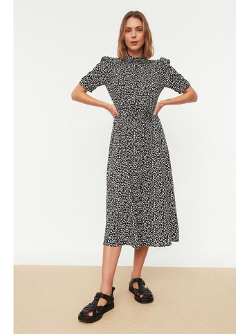 trendyol Kleid in Schwarz/ Creme
