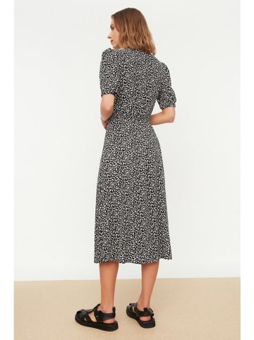 trendyol Kleid in Schwarz/ Weiß