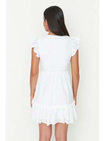 trendyol Kleid in Weiß