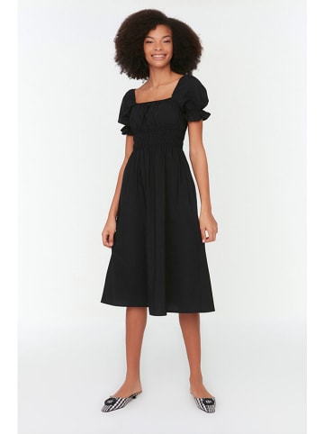 trendyol Kleid in Schwarz