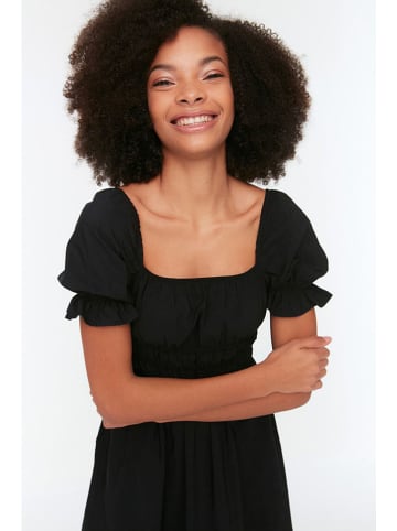 trendyol Kleid in Schwarz