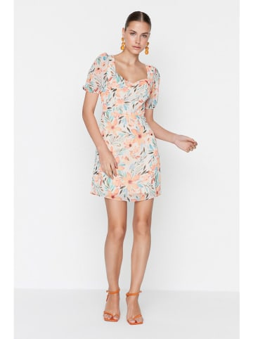 trendyol Kleid in Creme/ Apricot/ Hellblau