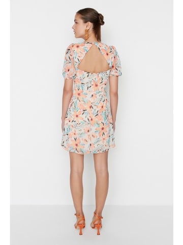 trendyol Kleid in Creme/ Apricot/ Hellblau